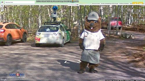 Mascotte Castor devant une Google Car