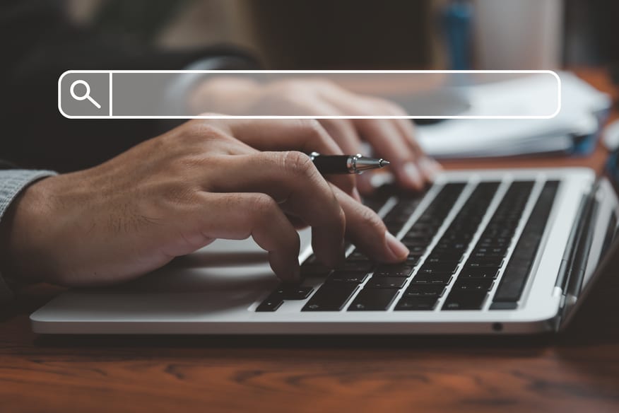 Recherche Technologie de navigation Optimisation des moteurs de recherche. Concept de mise en réseau d'informations sur les données Internet. les mains de l'homme utilisent une console de recherche d'ordinateur avec votre site Web.